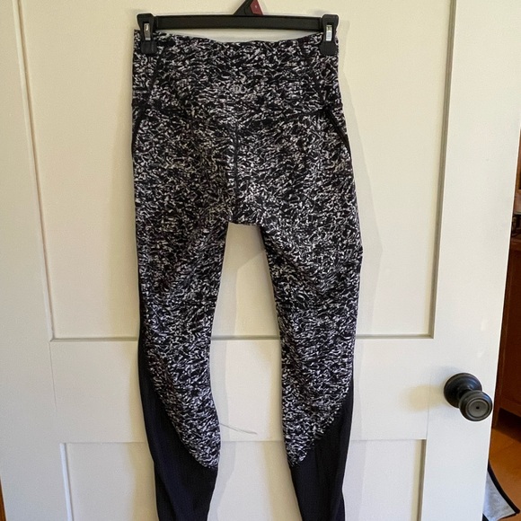 Lululemon black and white pattern align size 6, mesh down side of leg - Picture 9 of 13